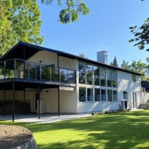 Renoveret villa med flot ny hvid filsning.