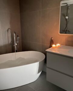 Nyt renoveret badeværelse, med flotte store 90x90 fliser.