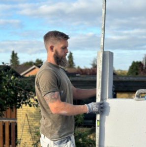 Koncentration for at sikre et helt lige resultat på den nye gasbetonvæg.