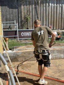 Murermesteren planerer, for at gøre klar til isolering i ny tilbygning.