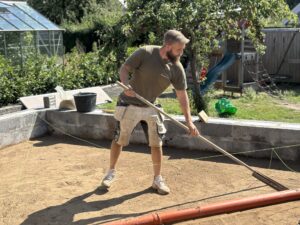 Murermester planerer, så alt bliver helt lige i den nye tilbygning.