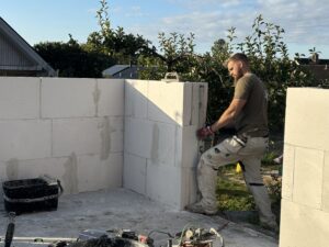 Murer der bygger væg op i gasbeton til ny tilbygning.