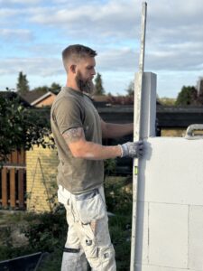 Koncentration for at sikre et helt lige resultat på den nye gasbetonvæg.