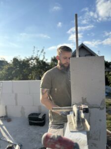 Murermester der bygger ny tilbygning op i gasbeton.